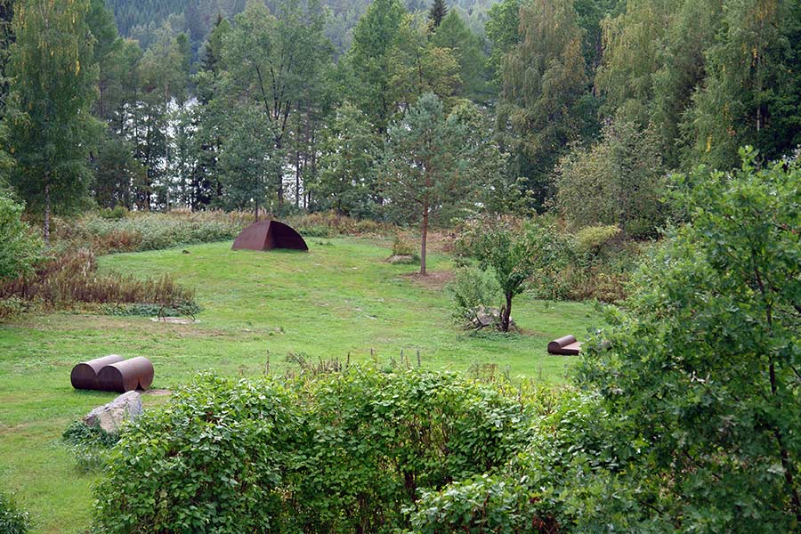 Cor-ten steel sculptures exhibited on the clearing (seen to the lake in the west).