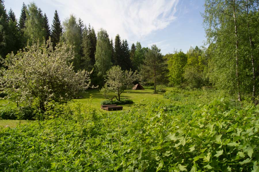 Cor-ten steel sculptures exhibited on the clearing (seen to the lake in the west).